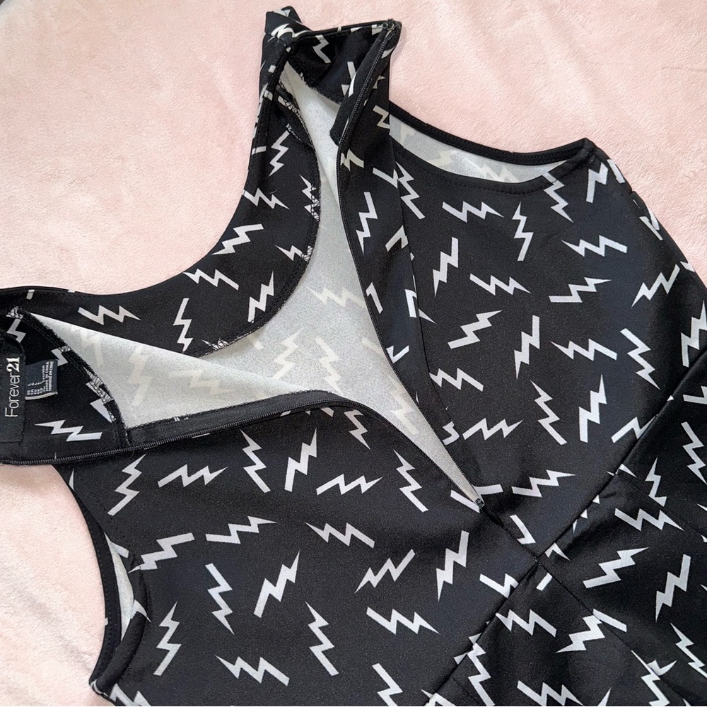 BLACK & WHITE LIGHTENING BOLT COCKTAIL DRESS W/ BACK ZIPPER · SIZE L - Picture 6 of 7